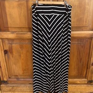 TALBOTS LADIES LARGE SKIRT. BLACK & WHITE STRIPES